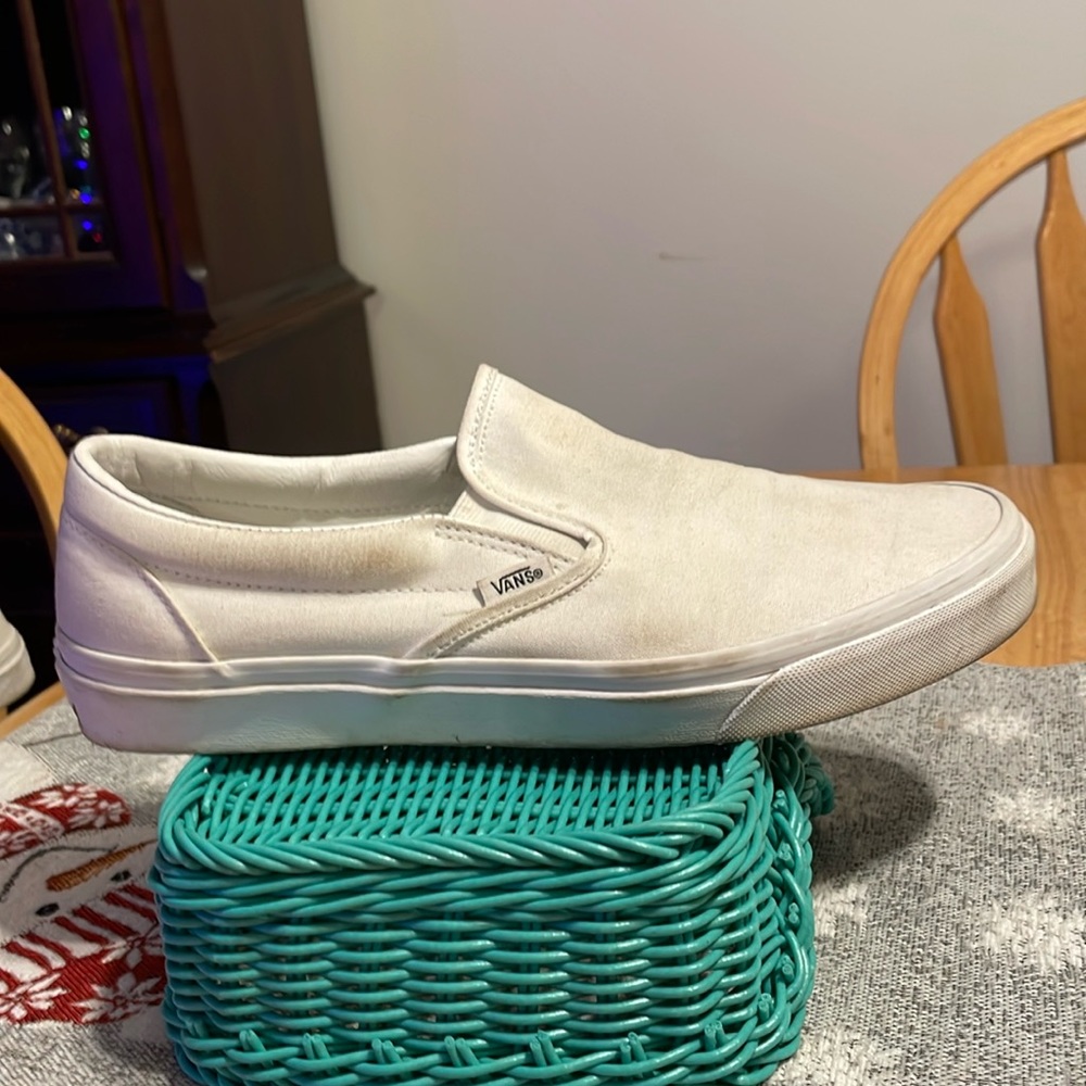 Vans slide on. Need a cleaning and insoles.